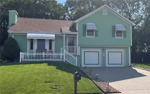 6527 Sioux Dr, Parkville, MO 64152