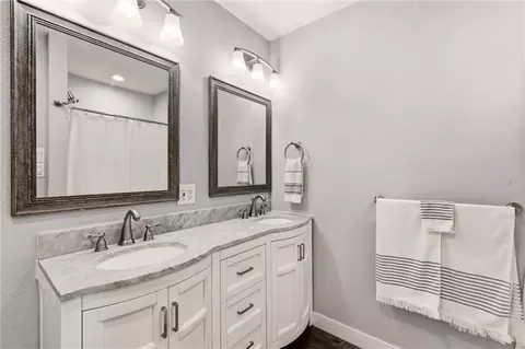 Bath - 9611 E 80th Ter, Raytown, MO 64138 photo 1 of 2