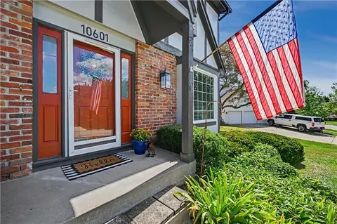 10601 Barton St, Overland Park, KS 66214