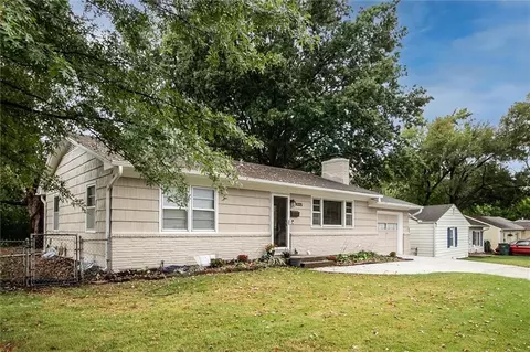 Exterior - 1025 Elm St, Olathe, KS 66061 photo 3 of 9