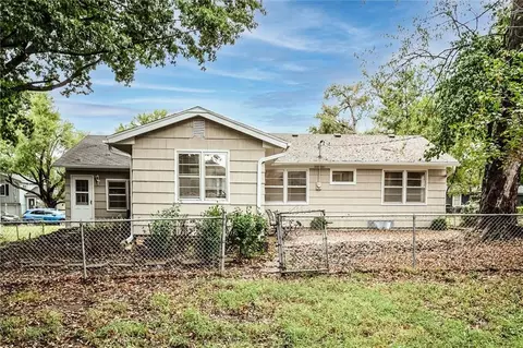 Exterior - 1025 Elm St, Olathe, KS 66061 photo 6 of 9