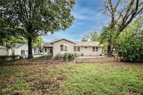 Exterior - 1025 Elm St, Olathe, KS 66061 photo 5 of 9