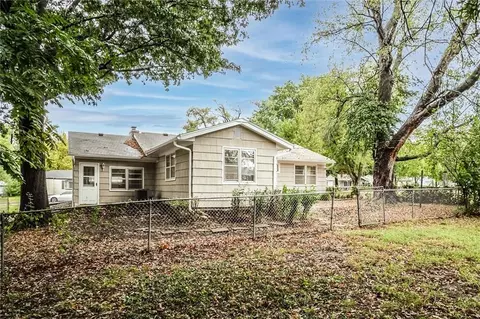 Exterior - 1025 Elm St, Olathe, KS 66061 photo 7 of 9