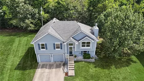 8765 Thompson Dr, De Soto, KS 66018