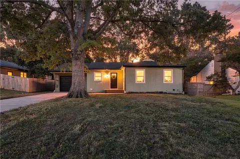 7907 Reinhardt Ln, Prairie Village, KS 66204