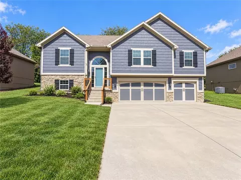 412 Duncan Dr, Liberty, MO 64068