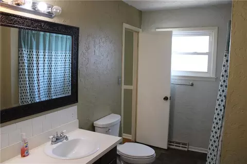 Bath - 16623 E 42nd Ter, Independence, MO 64055 photo 1 of 1