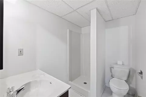 Bath - 2004 E 144th Ter, Olathe, KS 66062 photo 3 of 3