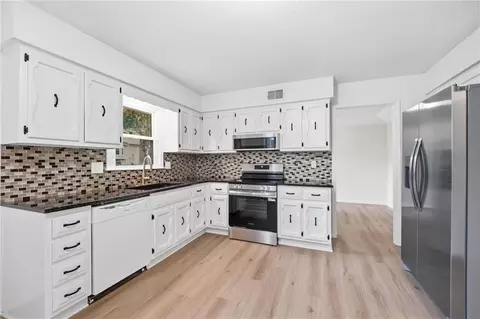 Kitchen - 2004 E 144th Ter, Olathe, KS 66062 photo 1 of 2