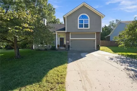 18207 Rollins Dr, Smithville, MO 64089