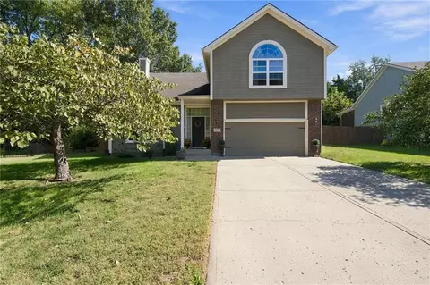 18207 Rollins Dr, Smithville, MO 64089