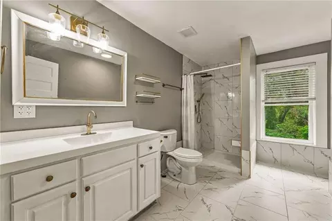 Bath - 1432 W Walnut St, Independence, MO 64050 photo 4 of 8