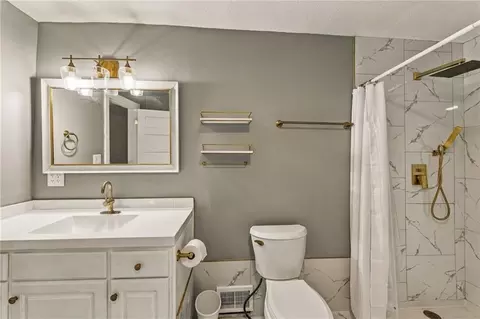 Bath - 1432 W Walnut St, Independence, MO 64050 photo 6 of 8