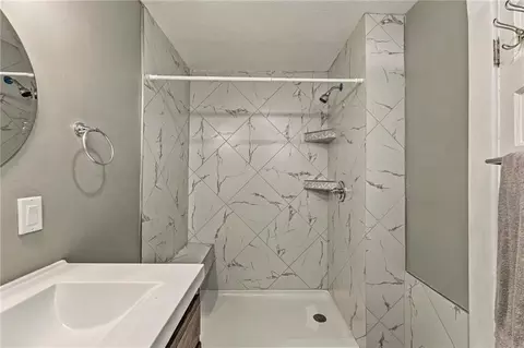 Bath - 1432 W Walnut St, Independence, MO 64050 photo 2 of 8