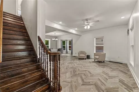Entry Way - 1432 W Walnut St, Independence, MO 64050 photo 2 of 4