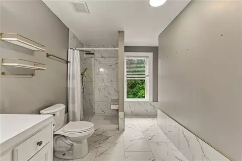 Bath - 1432 W Walnut St, Independence, MO 64050 photo 5 of 8