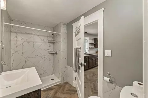 Bath - 1432 W Walnut St, Independence, MO 64050 photo 1 of 8