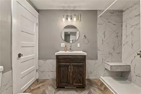 Bath - 1432 W Walnut St, Independence, MO 64050 photo 3 of 8