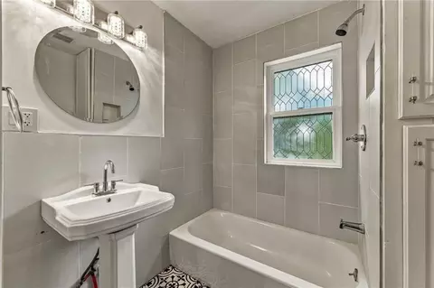 Bath - 1432 W Walnut St, Independence, MO 64050 photo 8 of 8