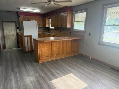 Living - 315 E Washington St, Pittsburg, KS 66762 photo 3 of 3