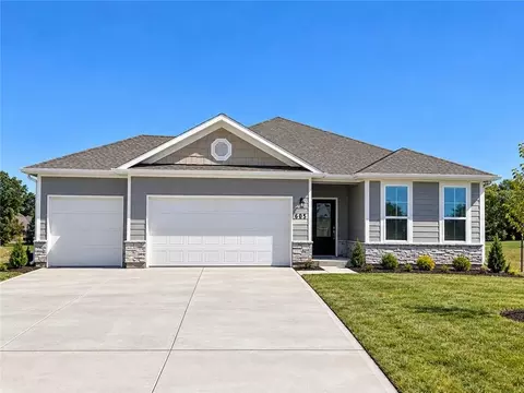605 SW Edgewood Meadows Dr, Oak Grove, MO 64075