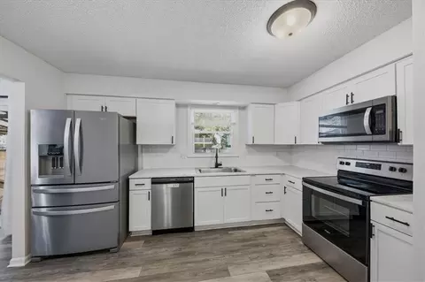 Kitchen - 508 Mark Ln, Belton, MO 64012 photo 2 of 2