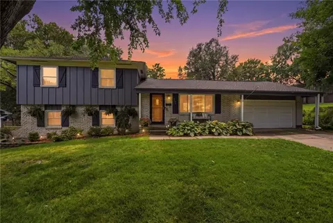 8133 W 93rd St, Overland Park, KS 66212