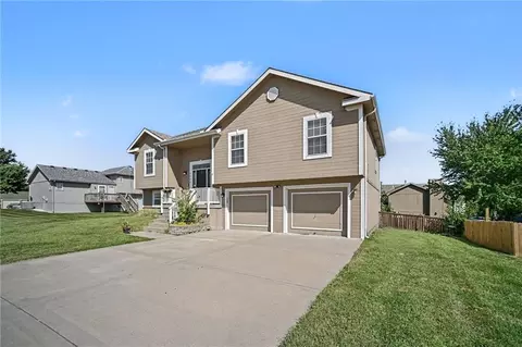 Exterior - 1108 E 18th St, Kearney, MO 64060 photo 6 of 7