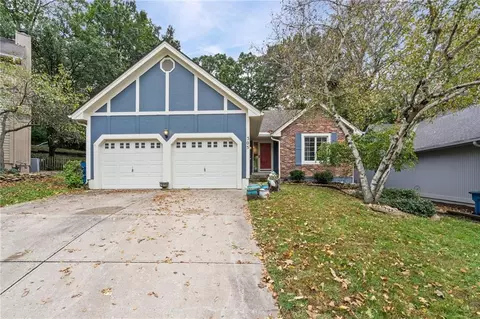 305 Lancelot Dr, Liberty, MO 64068