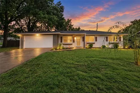 1842 W 27th Ter, Lawrence, KS 66046