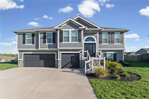 1704 Willow Ln, Kearney, MO 64060