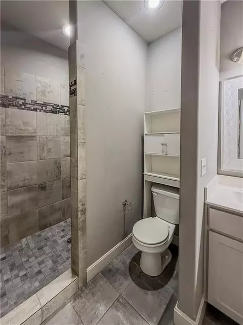 Bath - 19557 E 14th N St, Independence, MO 64056 photo 4 of 5