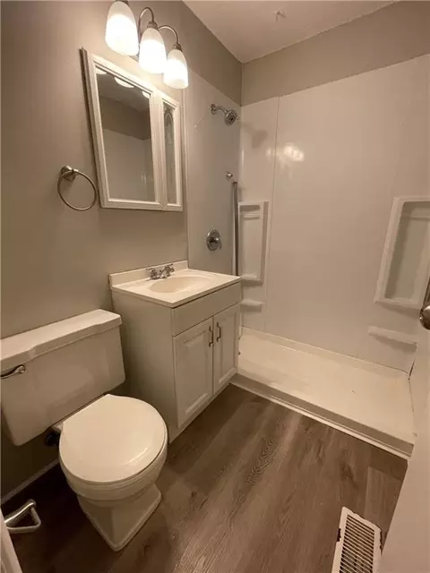 Bath - 18904 E Arrowhead Dr, Independence, MO 64056 photo 1 of 2