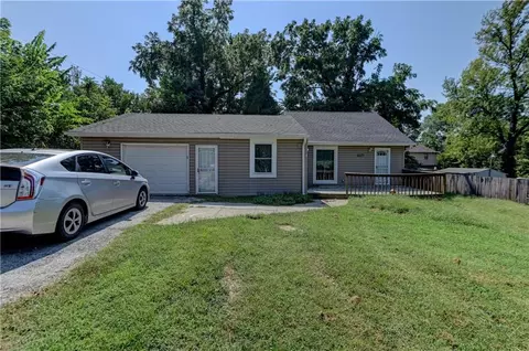4521 NE 45th St, Kansas City, MO 64117