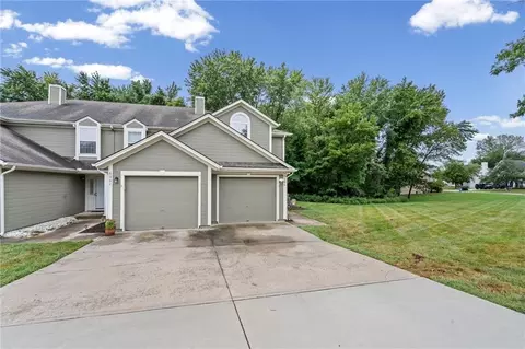 Exterior - 6066 NE Moonstone Dr, Lees Summit, MO 64064 photo 4 of 8