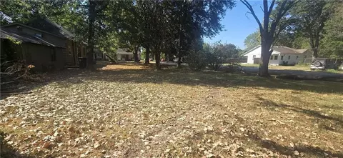 Exterior - 903 E 10th St, Pittsburg, KS 66762 photo 4 of 11