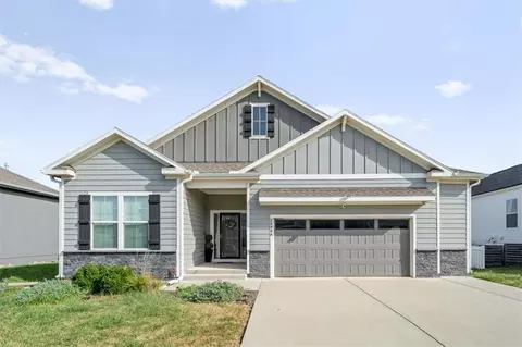 25096 W 142nd St, Olathe, KS 66061