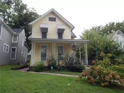 910 Columbia Ave, Leavenworth, KS 66048