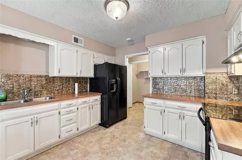 Kitchen - 16513 E 51st St Ct, Independence, MO 64055 photo 1 of 2