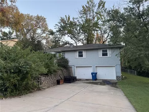 10615 Meadow Lane Dr, Kansas City, MO 64152
