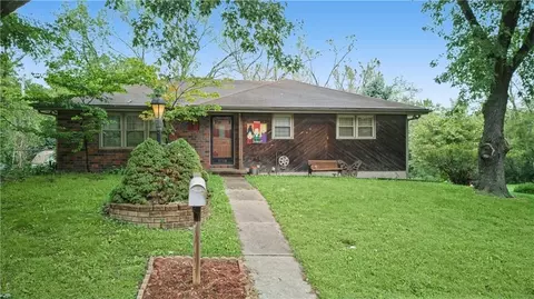 1950 Safari Dr, Saint Joseph, MO 64506