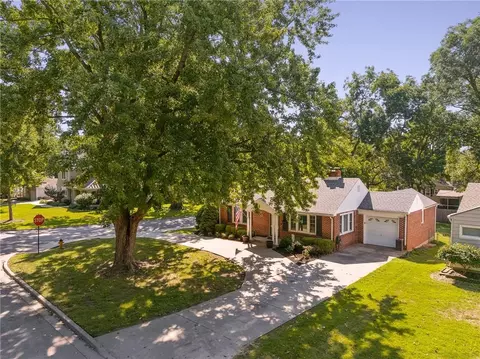 4301 W 62nd Ter, Fairway, KS 66205