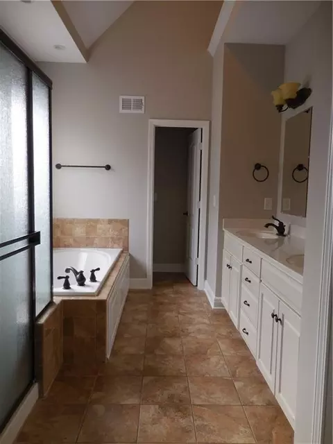 Bath - 1446 Brompton Ln, Raymore, MO 64083 photo 3 of 5