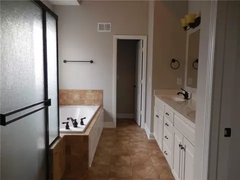 Bath - 1446 Brompton Ln, Raymore, MO 64083 photo 2 of 5