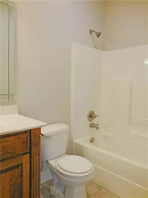 Bath - 1446 Brompton Ln, Raymore, MO 64083 photo 4 of 5