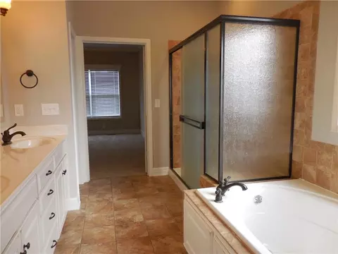 Bath - 1446 Brompton Ln, Raymore, MO 64083 photo 4 of 5