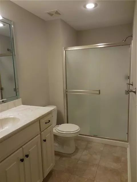 Bath - 1446 Brompton Ln, Raymore, MO 64083 photo 5 of 5