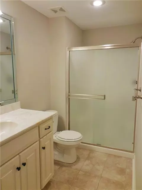Bath - 1446 Brompton Ln, Raymore, MO 64083 photo 5 of 5