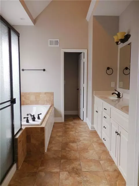 Bath - 1446 Brompton Ln, Raymore, MO 64083 photo 2 of 5