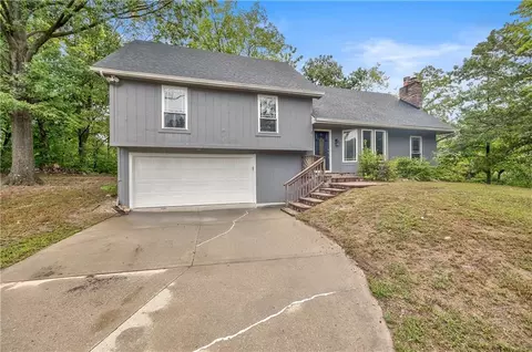 5409 NW Fox Hill Rd, Parkville, MO 64152